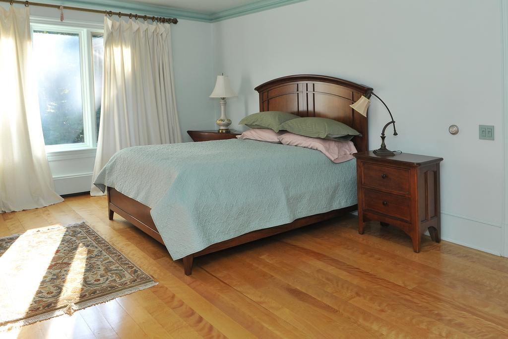 Bass Manor Bed And Breakfast & Art Museum Malta Room photo