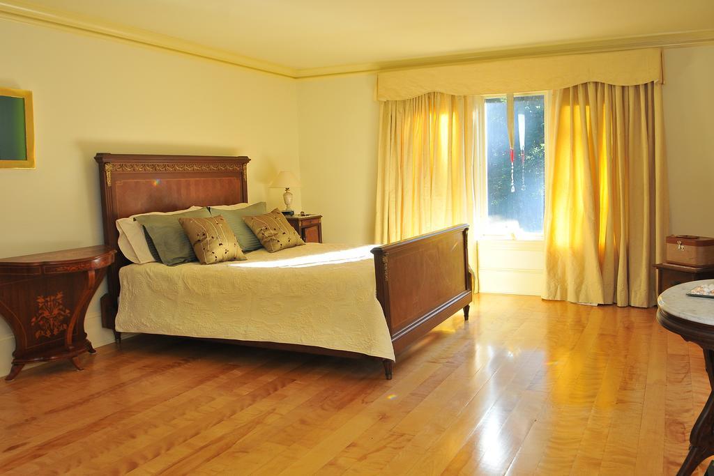 Bass Manor Bed And Breakfast & Art Museum Malta Room photo
